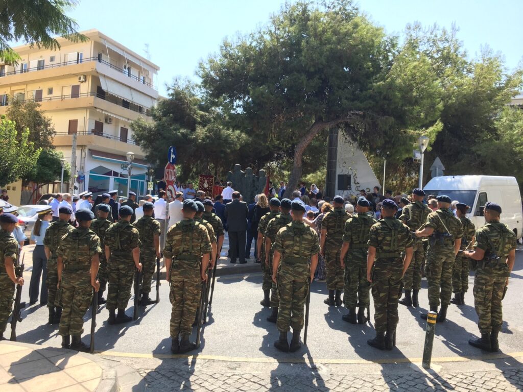  Άγημα μπροστά στο μνημείο Μικρασιατικού Ελληνισμού στο Ηράκλειο της Κρήτης. Πηγή Λεκάκης 2012.